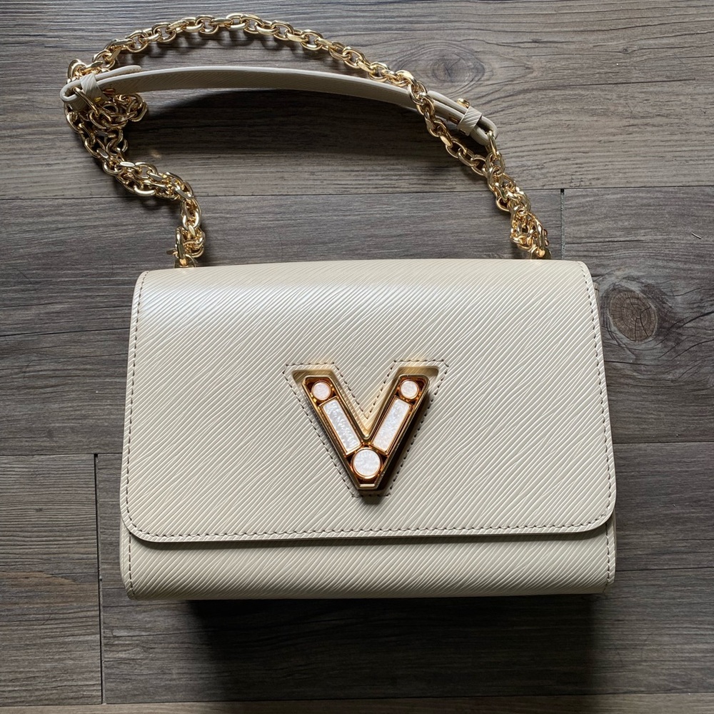 Cream Handbag with Gold Chain